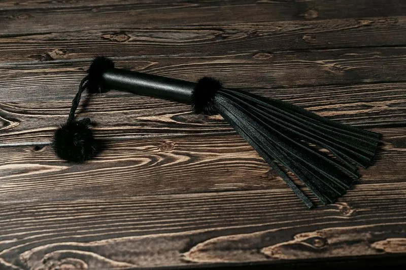 плетка кожаная с мехом норки, чёрная в России