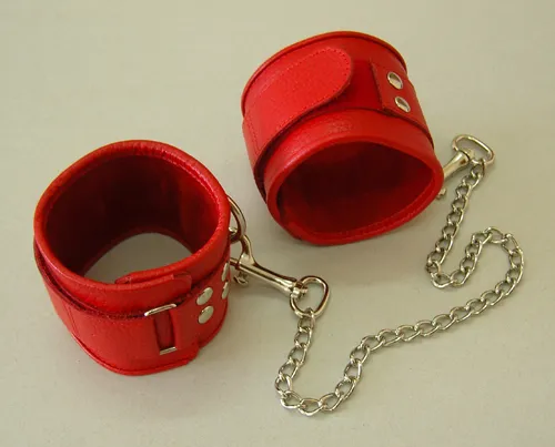 оковы кожаные красные на липучках, соединенные цепочкой длиной 35см 3073-2 в России