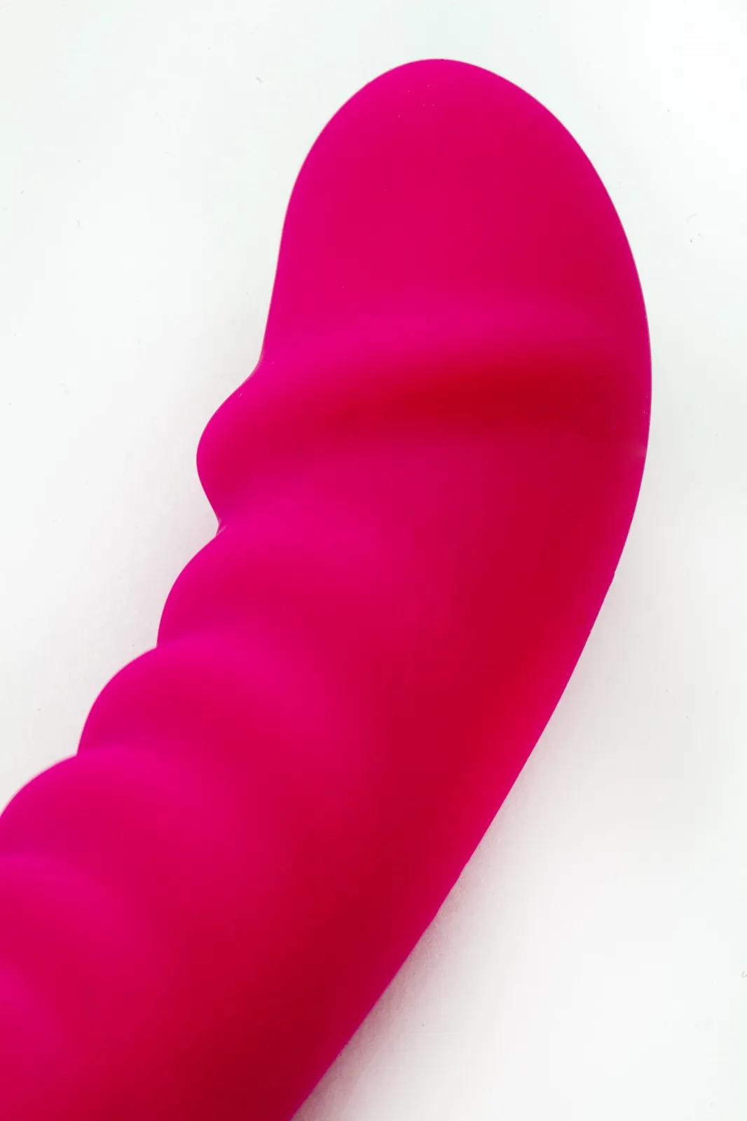 вибратор силиконовый изогнутая волна 19 х 3,8 см красный 47550-mm в России