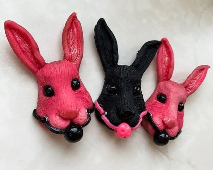 брошь pinkrabbit черный кролик с розовым кляпом, на магните в России