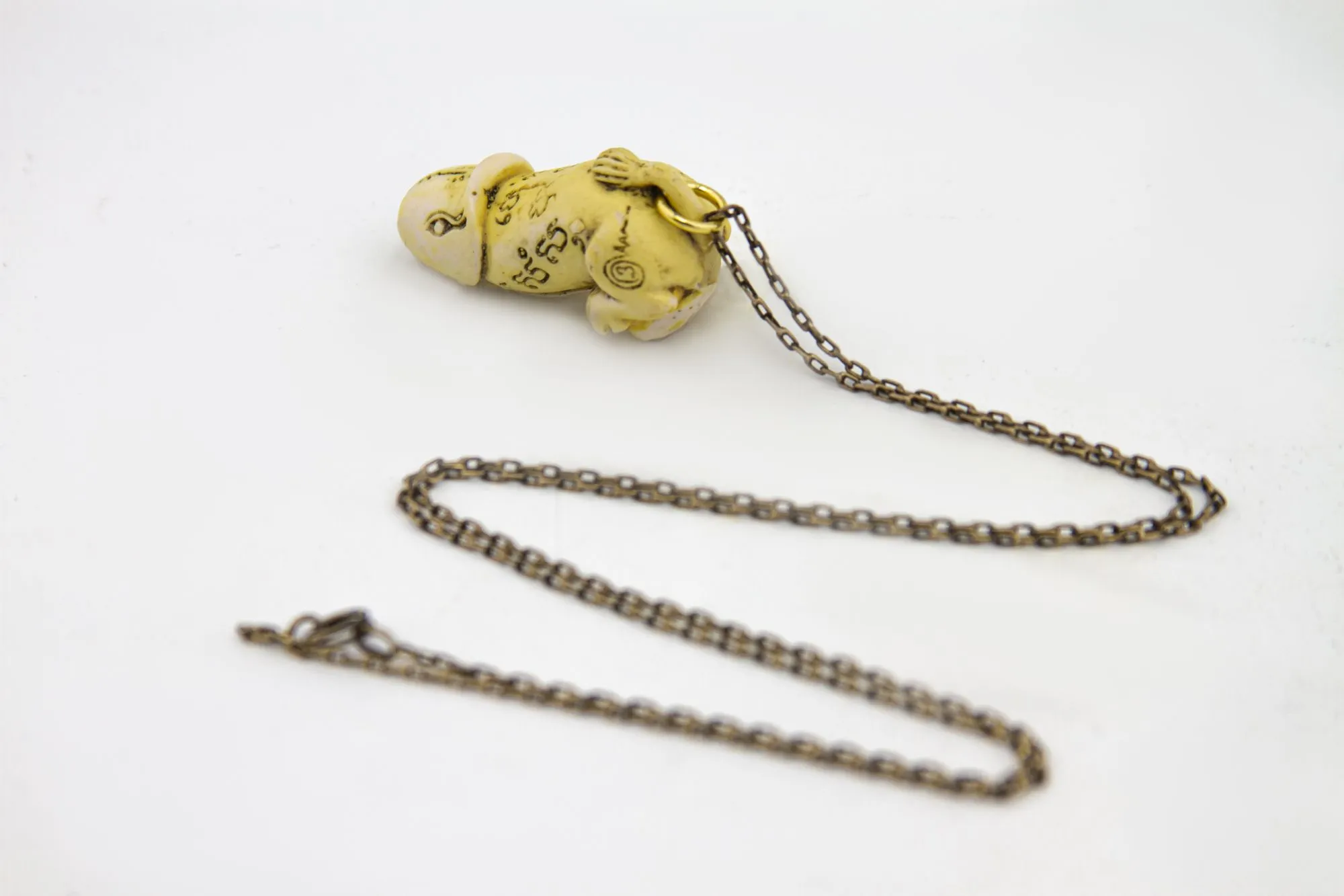 брелок член с тату на цепочке в России