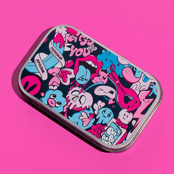 жевательная резинка pinkrabbit с логотипом в жестяной баночке в России