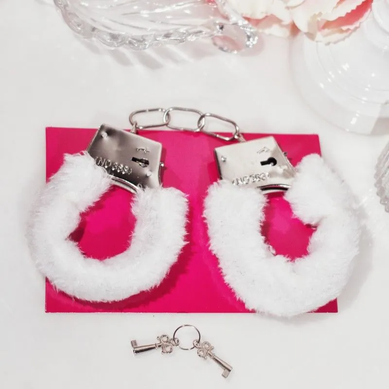 наручники декоративные с мехом shots beginner"s handcuffs furry, белые в России