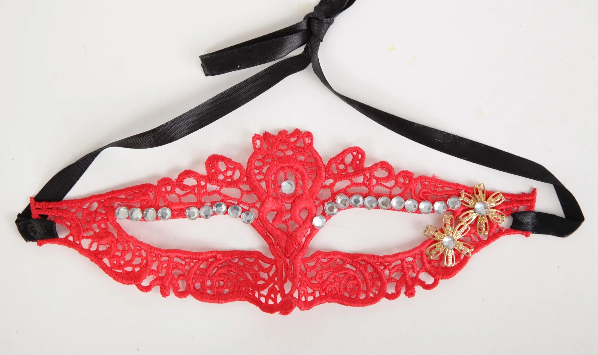 Маска пленительная тайна со стразами красная 47318-1-MM