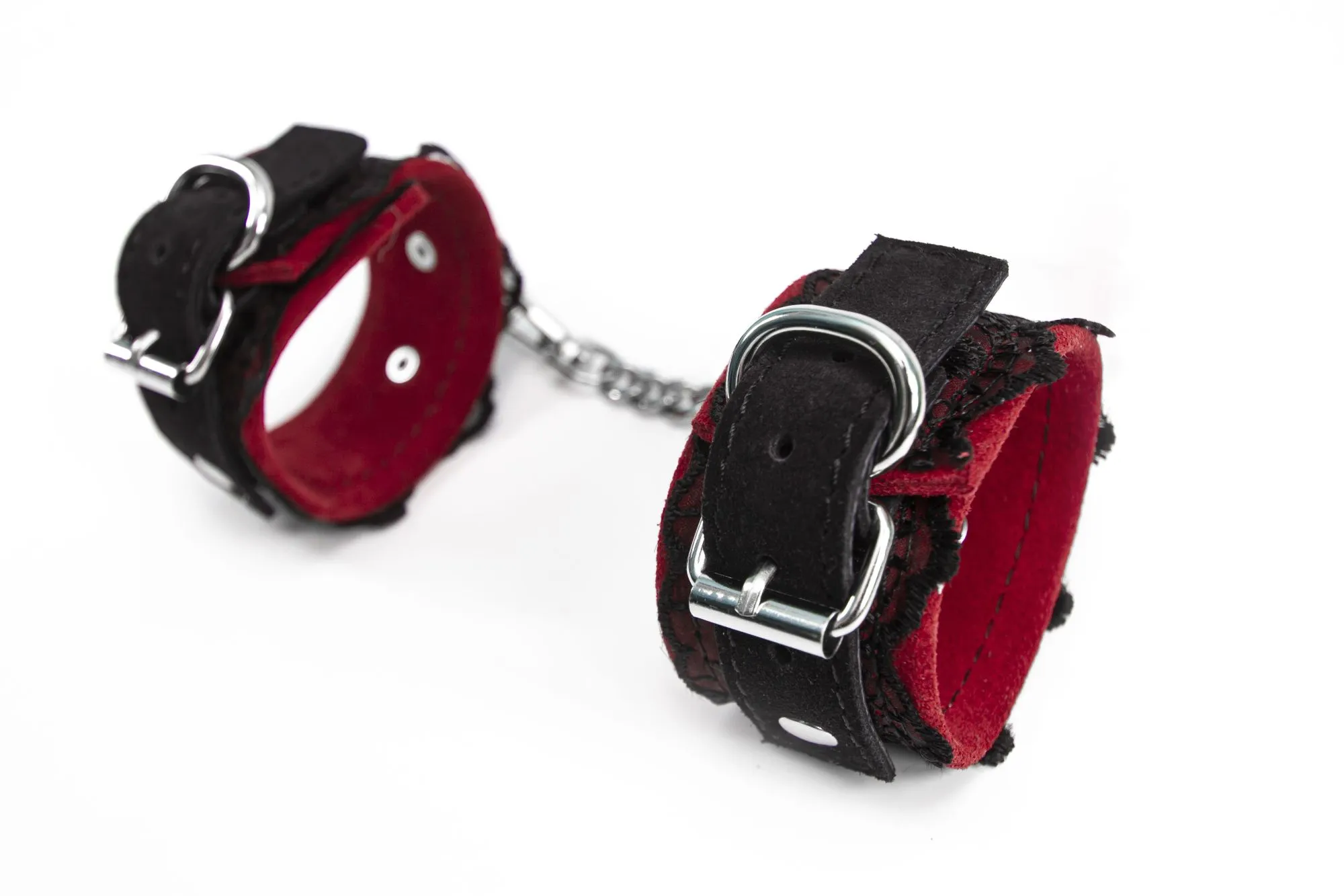 hаручники pinkrabbit замшевые красные с черным кружевом на цепочке в России
