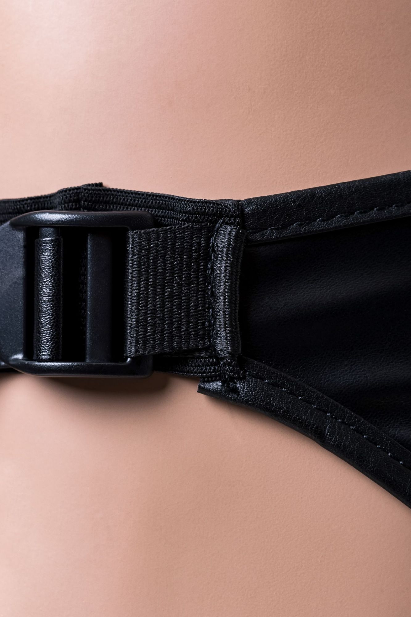 трусики для страпона realstick strap-on domino, pu кожа, чёрные в России